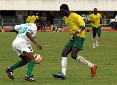 Adebayor (rechts) in actie tegen Zambia