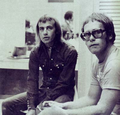 Tekstschrijver Bernie Taupin met Elton John.